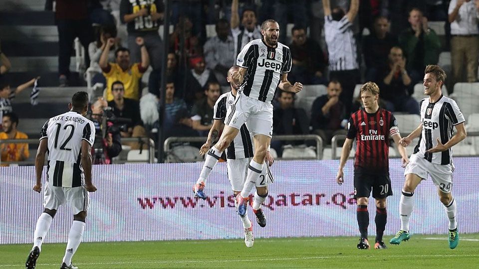 Selebrasi Giorgio Chiellini (Juventus) saat mencetak gol ke gawang AC Milan. Copyright: © KARIM JAAFAR/AFP/Getty Images